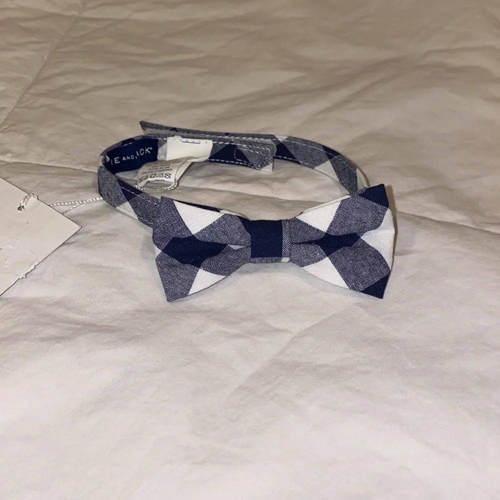 New Infant Boys, Janie and Jack bow tie with Velcro closure NWT